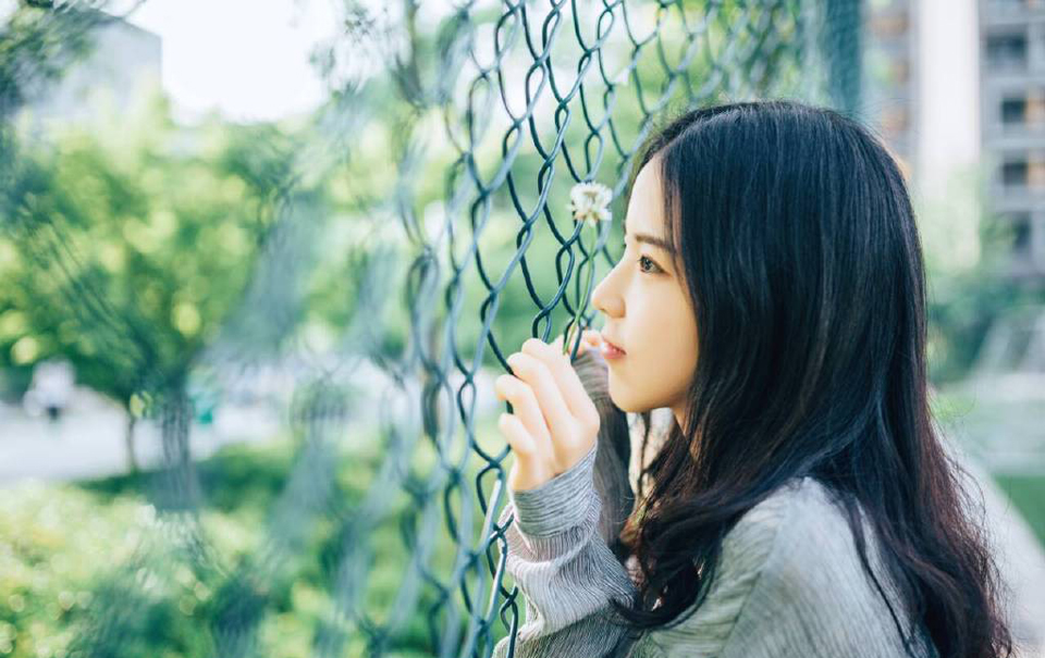 沙漠阿拉伯人形容他们也必喝三道的茶：第一道苦苦生命，第二道甜似爱情，第三道淡如微风。——三毛《送你一匹马》